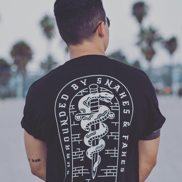 SNAKES & FAKES TEE - Picture 4 of 5